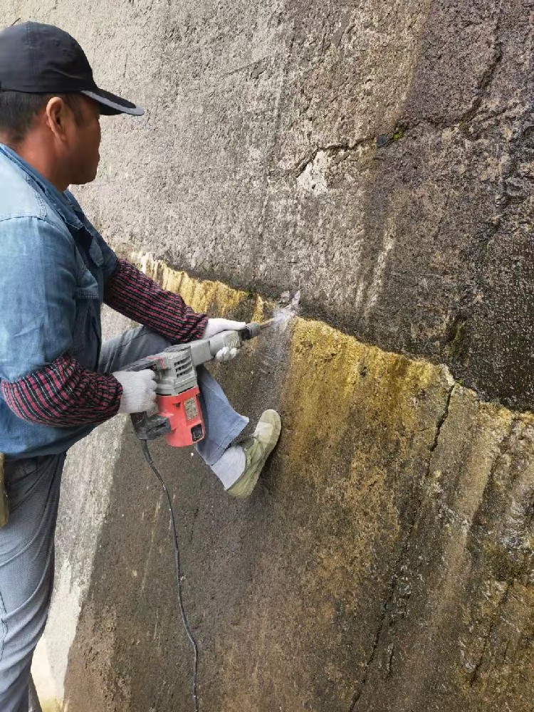 地下室建筑面澆完之后漏水怎么修？